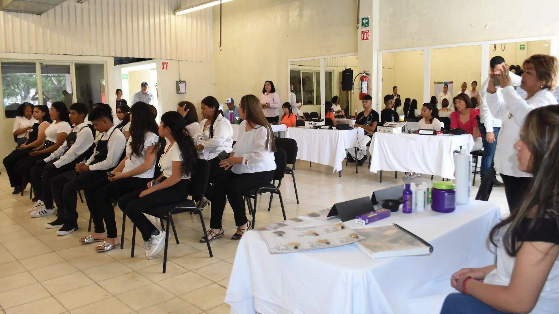 Más de 80 jóvenes realizan taller de belleza del DIF Gómez Palacio